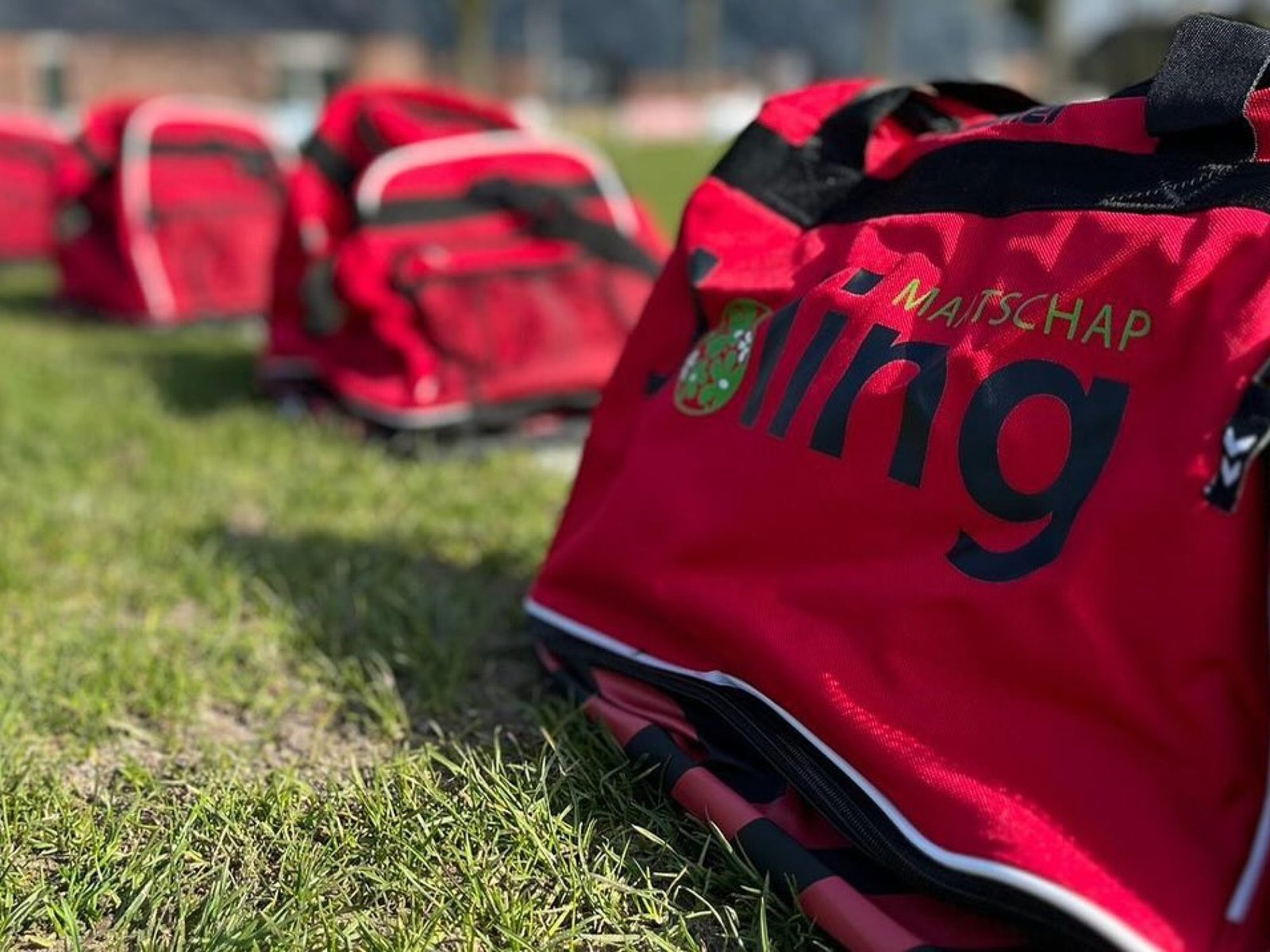 Nieuwe voetbaltassen vv dwingeloo dames